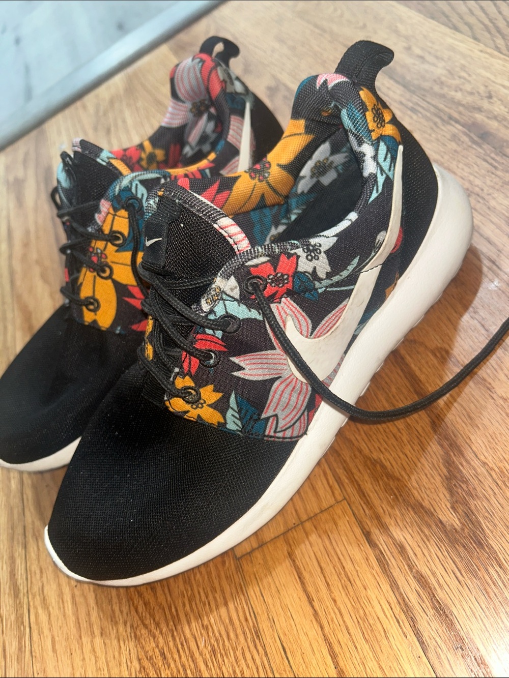 Nike Women’s Roshe Run Print 'Aloha'  size 7.5 Floral Sneakers SKU	 599432 090